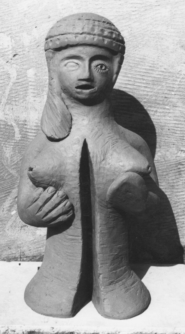 פסל קרמיקה צלמית מזרח מערב 1974