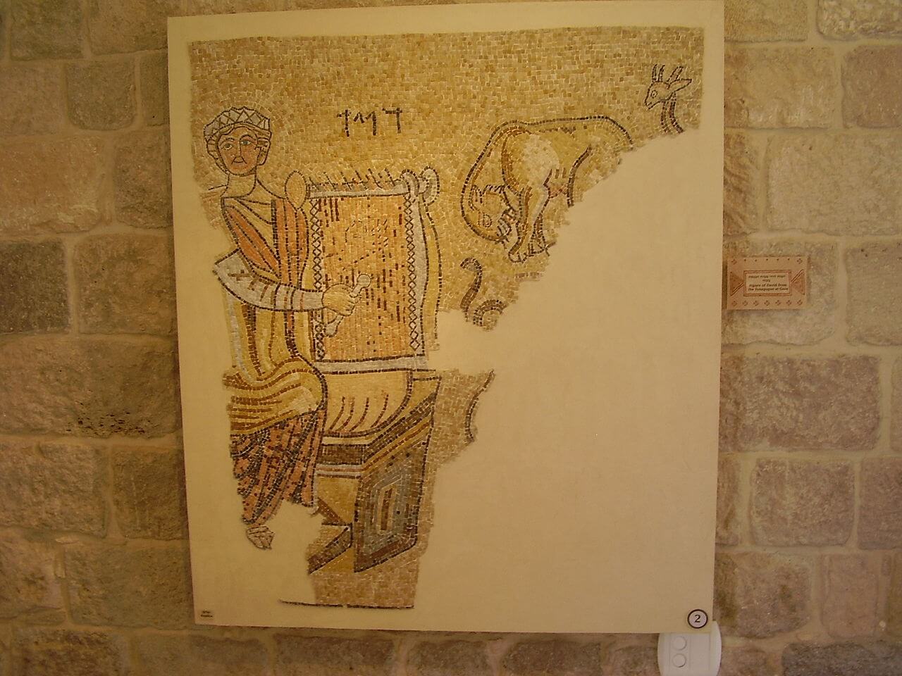 דוד מנגן בנבל, בית הכנסת העתיק בעזה