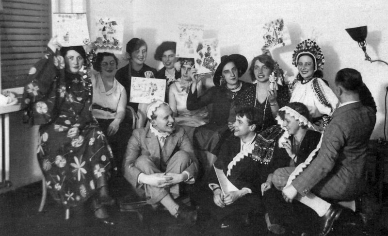 מסיבת סיום התואר, מחזיקות תעודות שסטולץ ארגה להן, 1931