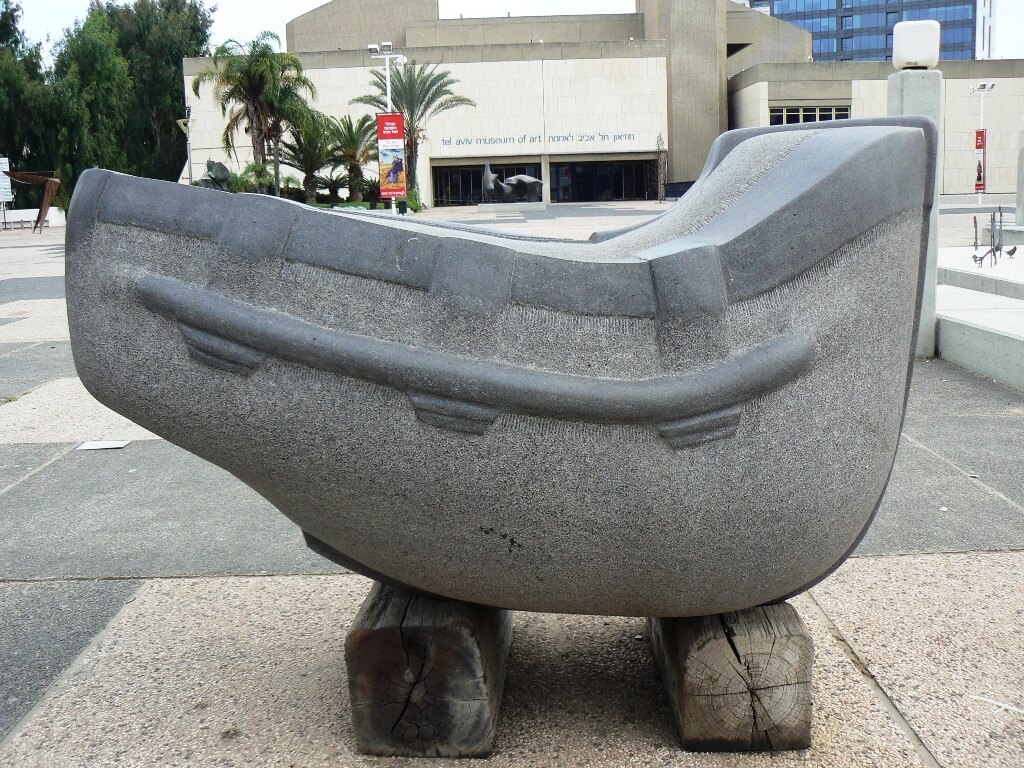 פסל הסירה של עמנואל הצופה מוצג ברחבת מוזיאון תל אביב לאמנות