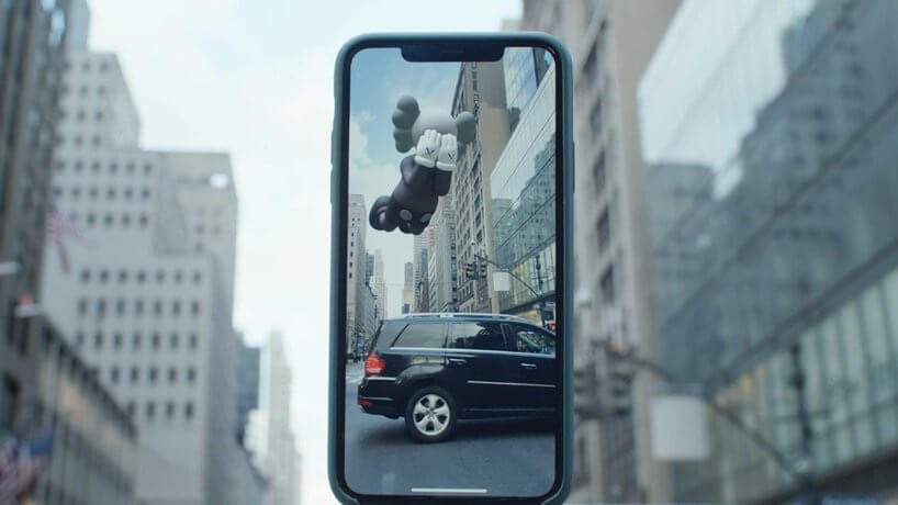 kaws-augmented-reality-expanded-holiday-exhibition-designboom-11