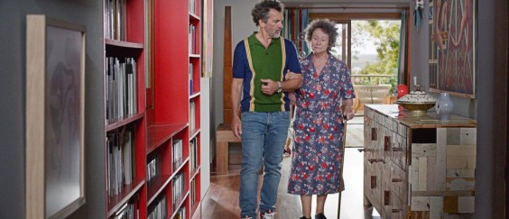 pain-and-glory-2019-009-antonio-banderas-walking-mother_0