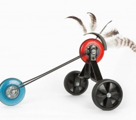 מאיה שהם, ללא כותרת, 2018, גלגלי עזר, גלגלי קורקינט, גומי שחור, נוצות ציפור, פחית שימורים